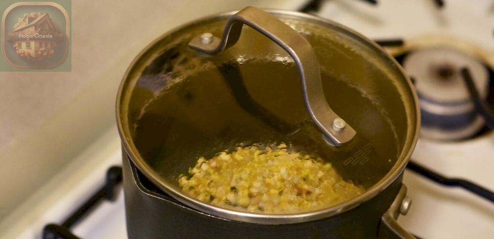 granos de palomitas de maíz en una olla con tapa en la estufa