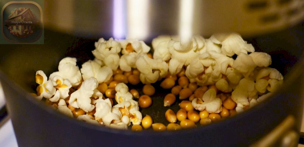 palomitas de maíz y palomitas de maíz saltando en una olla en la estufa