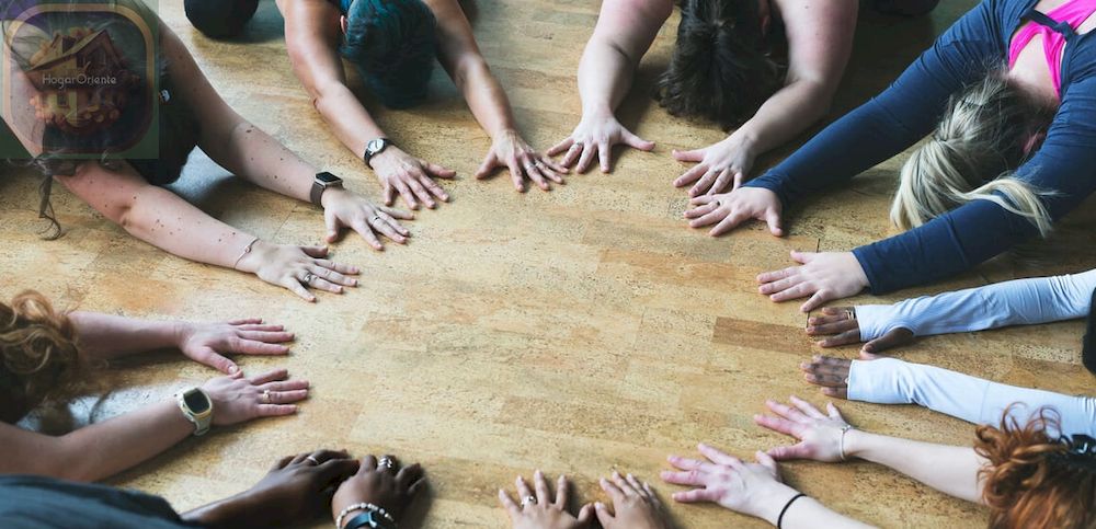 grupo de personas que practican posturas de yoga para niños, manos en círculo