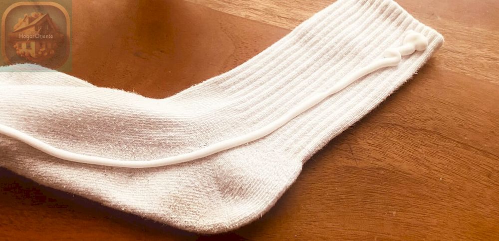un par de calcetines de tubo blancos