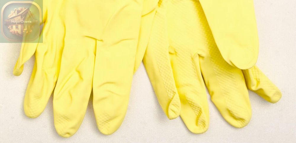 un par de guantes de látex amarillos