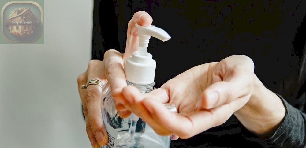 usar desinfectante para manos en las manos