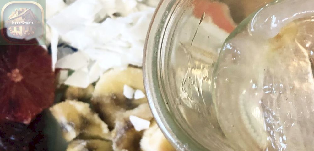 gel de aloe vera recién cosechado en recipiente de vidrio, fruta en rodajas