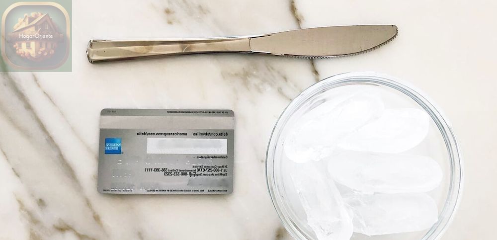 tazón de cubitos de hielo, cuchillo para mantequilla, reverso de una tarjeta de crédito