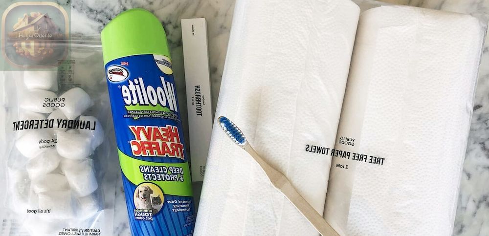 cepillo de dientes de bambú, dos rollos de toallas de papel, cápsulas de detergente para ropa, lata de limpiador de alfombras Woolite