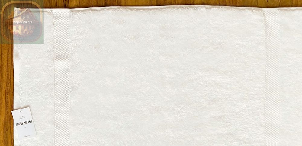 toalla blanca grande doblada horizontalmente sobre la mesa