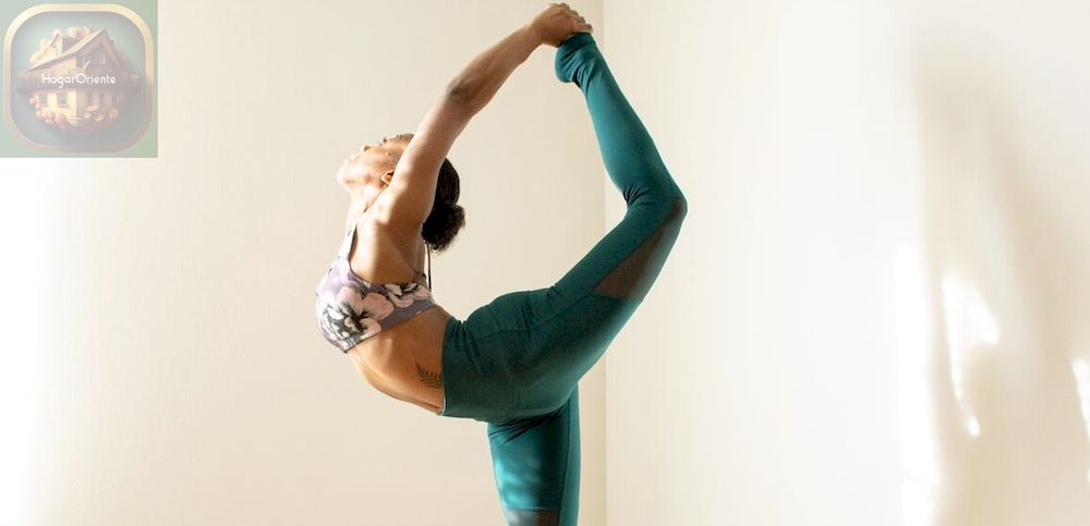 mujer haciendo estiramiento de yoga con la pierna en el aire
