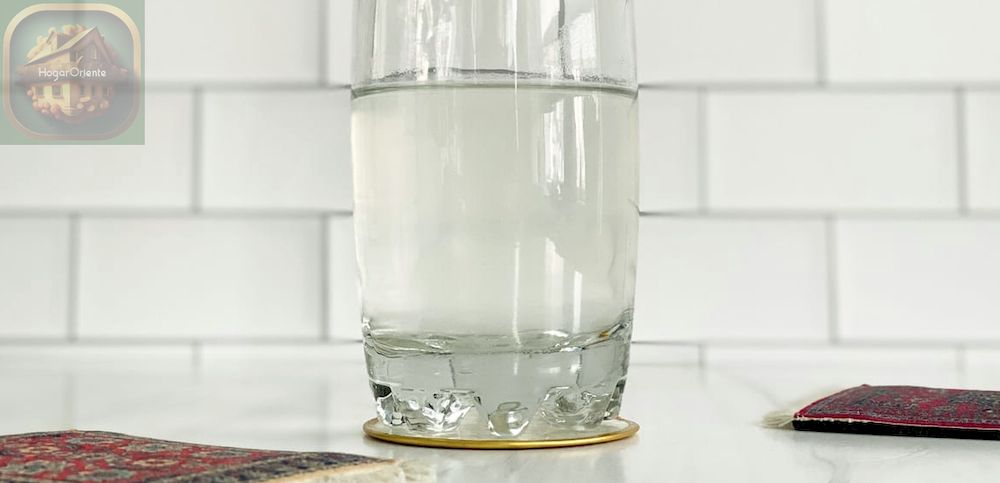un vaso de gel de aloe vera mezclado con agua