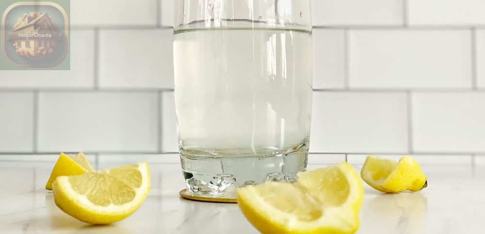 cuatro rodajas de limón y un vaso de gel de aloe vera licuado con agua