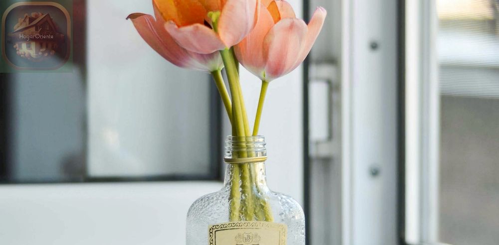 botella de alcohol de vidrio convertida en florero