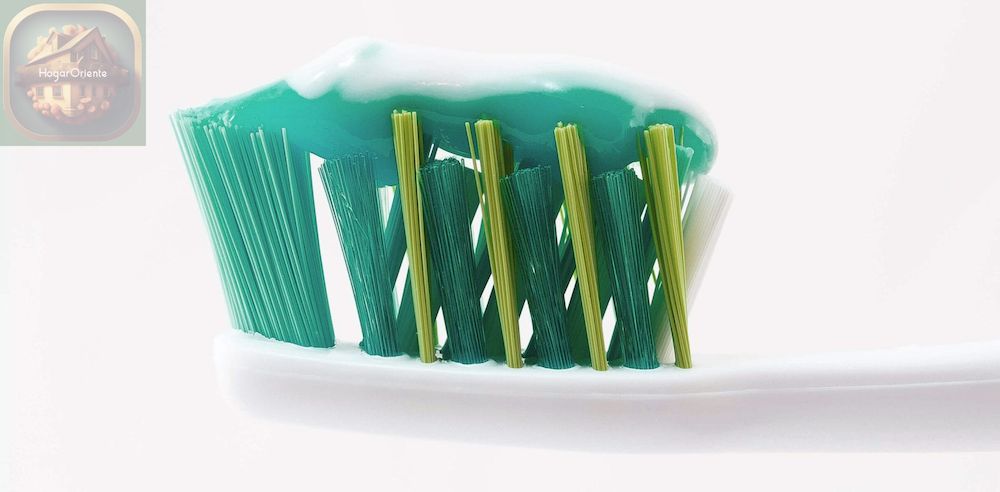cabeza de cepillo de dientes con pasta de dientes