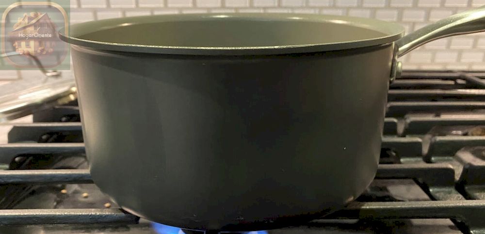 olla de frijoles negros cocinando en la estufa
