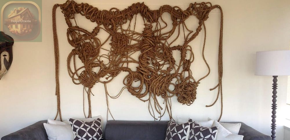 instalación de arte de cuerda de manila en la pared de la sala de estar
