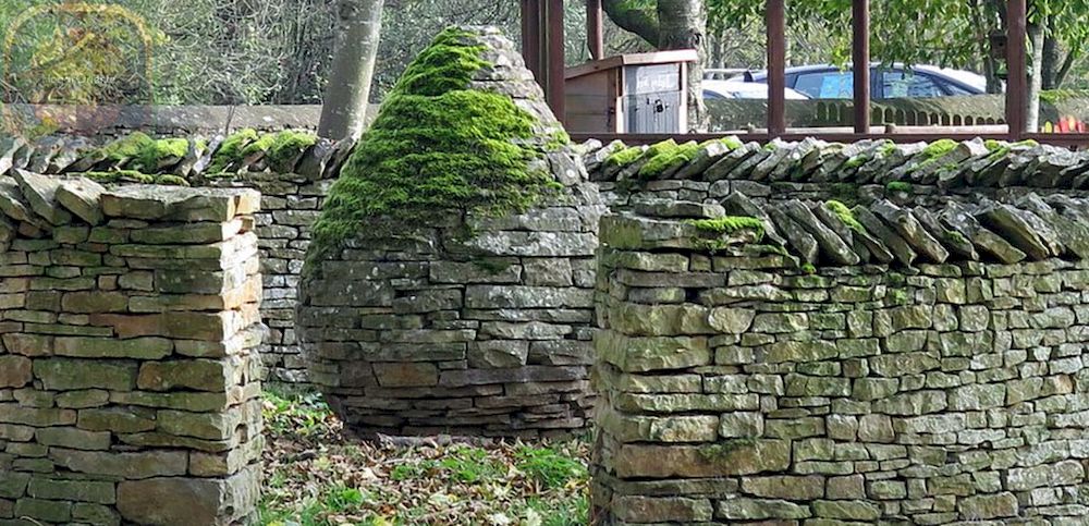 paredes de piedra cubiertas de musgo
