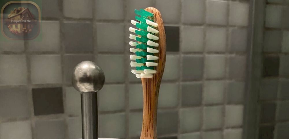 cepillo de dientes de bambú almacenado en el baño