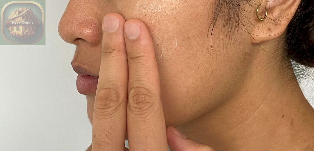frotar la crema hidratante facial en la piel
