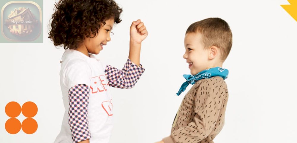 dos niños jugando con ropa de kidizen