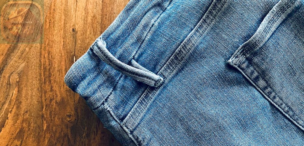 jeans de mezclilla azul doblados sobre la mesa