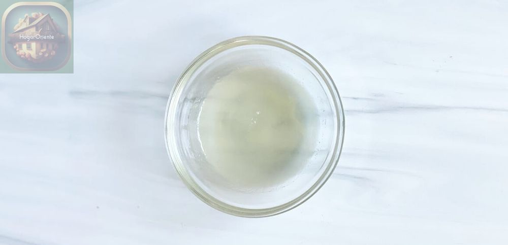 gel de aloe vera y jugo de limón mezclados en un recipiente de vidrio
