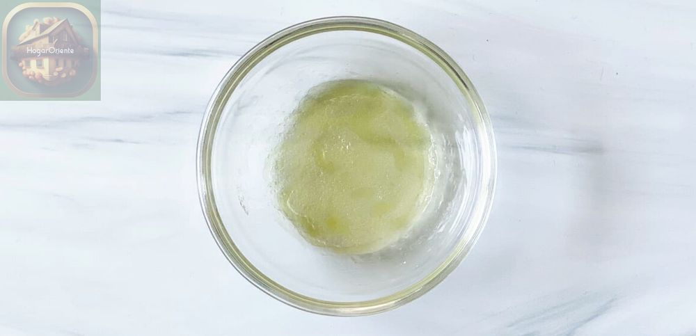 gel de aloe vera y aceite esencial de árbol de té y aceite de jojoba mezclados en un recipiente de vidrio