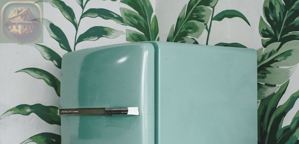 refrigerador azul, hojas verdes pintadas en la pared