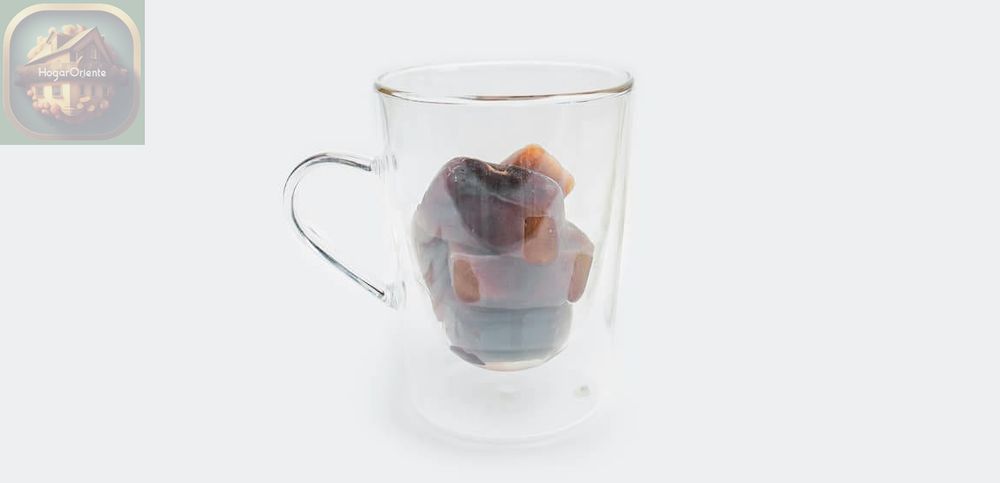 taza de vidrio con cubitos de hielo de café dentro