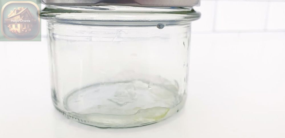 gel de aloe vera fresco en un frasco de vidrio sellado