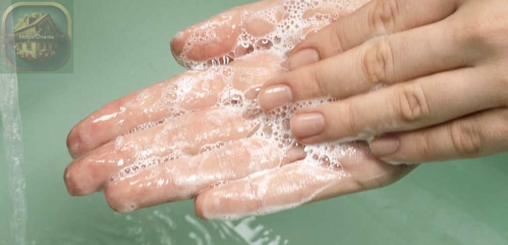 lavado de manos en el lavabo del baño con jabón de manos