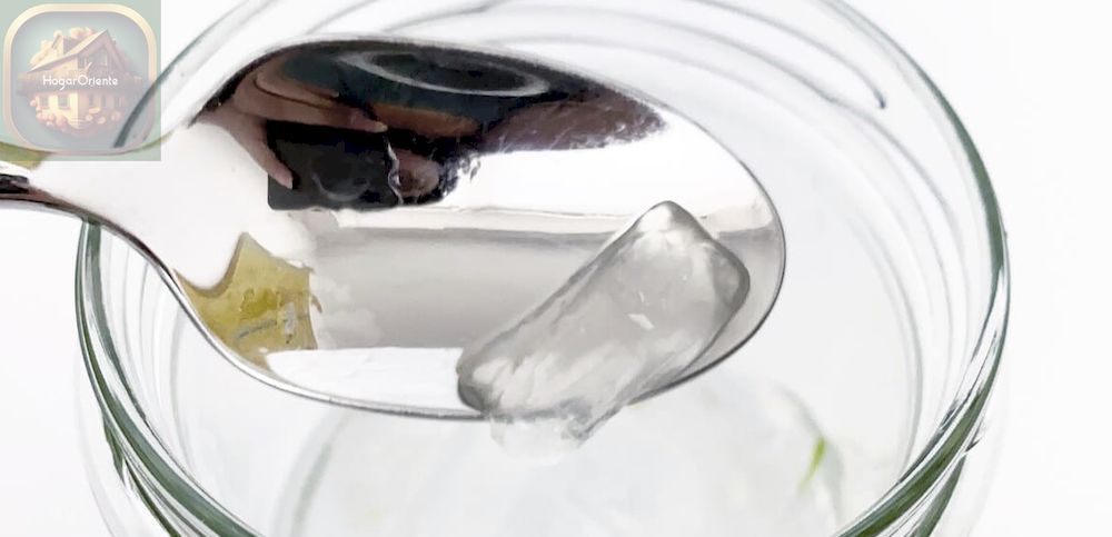 cuchara sacando gel de aloe vera de un tarro de cristal