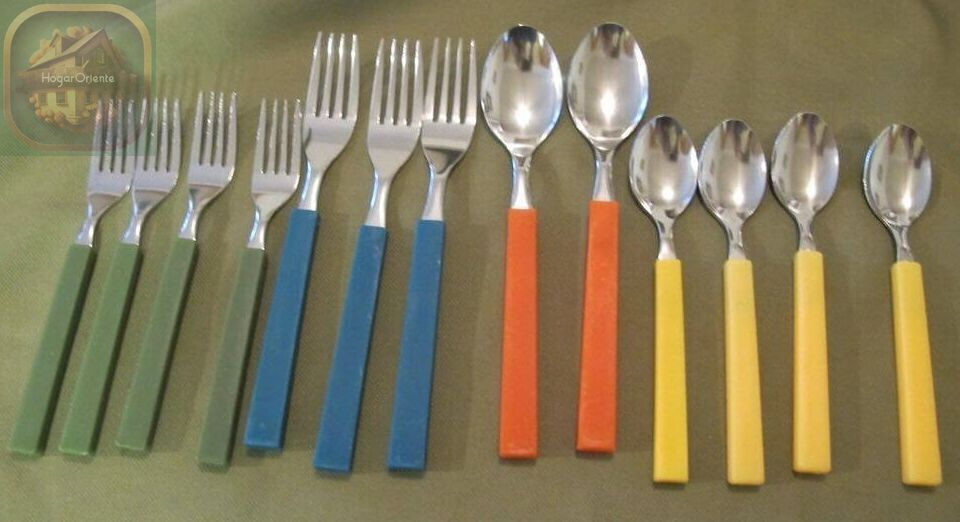 cucharas y tenedores con mangos de plástico de colores