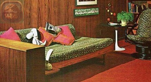 salón con sofá verde y de madera, sillón de lectura, cojines rosas