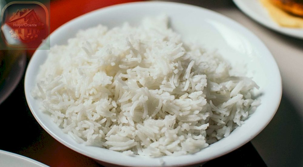 tazón de arroz blanco cocido
