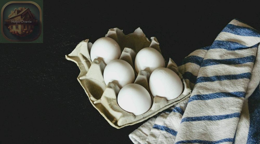huevos en cartón con toalla de cocina