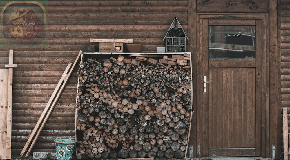 troncos de madera frente a la cabaña